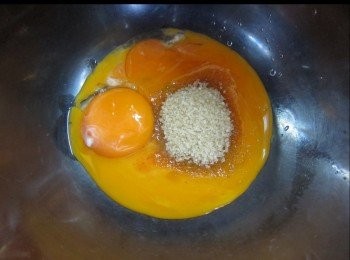 step4: 將三個蛋黃加20g糖發混。