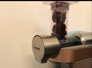 step1: 將紅菜頭放入榨汁機。