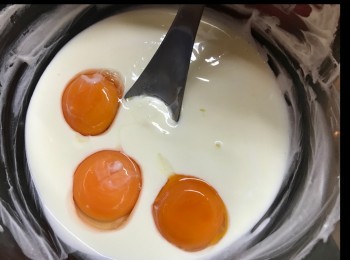 step4: 再加入三個蛋黃攪混。