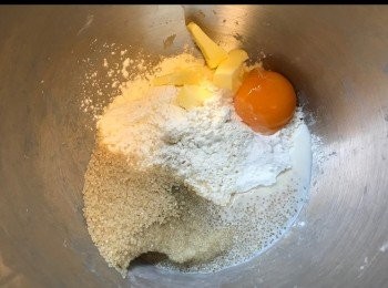 step2: 將<span class="group_2">菠蘿皮</span>材料放入廚師機。