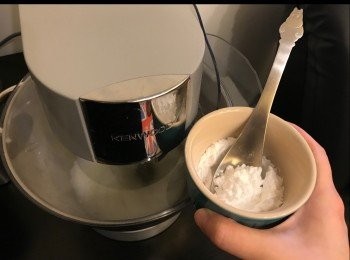 step2: 將糖霜分幾次加入蛋白，打起。