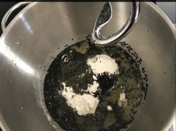 step1: 除咗橄欖油，將所有材料放入廚師機，開一度打兩分鐘。