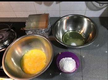 step1: 準備好一切
如用活動模包兩層錫紙，防入水
蛋黃+全蛋拌勻加入煉奶拌勻
油用150度加熱6-7分鐘，之後篩入面粉，再同蛋黃糊拌勻至冇粒狀
蛋白同糖打起，勾勾向下，濕性發泡
蛋白糊同蛋黃糊拌勻，分2-3次加入