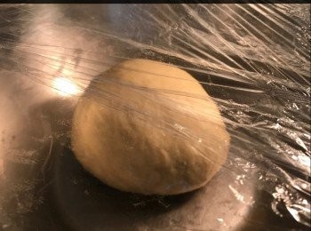 step3: 用保鮮紙包實，旁邊放熱水，放入焗爐，發酵30分鐘。