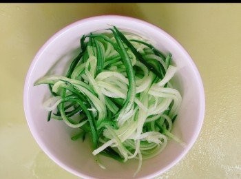 step4: 青瓜刨成絲