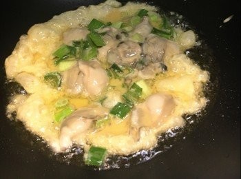 step5: 4. 燒紅鑊，下油，下蛋漿，中小火將蠔餅煎至兩面金黃色，放上小許芫茜裝飾，即成。(食時可伴點魚露)