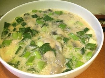 step4: 3. 將鴨蛋及雞蛋打勻，加入魚露、胡椒粉 、蒜仔、蕃薯漿及蠔仔拌勻。