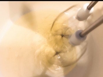 step3: 蛋白以手打/ 或用打蛋器打至企身，途中分三次加入砂糖