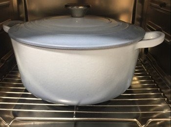 step8: 襯熱將燉檸檬放入玻璃瓶內：
如用擰蓋玻璃瓶：擰實後倒轉，不需全實，留少許空位，排出瓶內多餘空氣，呈真空狀態，有利保存，待涼後可放入雪櫃，可保存3個月。