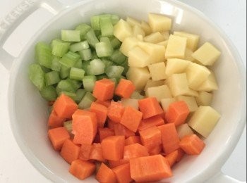 step1: 將西芹、薯仔、甘荀、洋蔥洗淨切粒。龍蝦頭洗淨，蝦及帶子解凍洗淨，印乾水份並切成小粒。