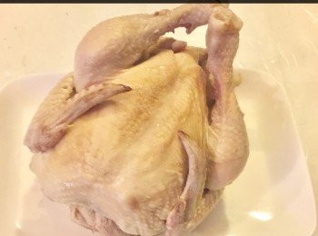 step5: 準備冰水於一個大盆內，把雞立即放入去浸20分鐘後取出，隔去水份置於碟上。