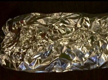 step5: 準備1張大的錫紙，用大量牛油將它抹上（這樣可使肉卷不會烤好了的肉卷，容易黏在錫紙上），然後將肉卷放在錫錫中間捲好後，放入烘烤爐內去烘烤1小時取出，打開錫紙再將肉卷放入烘烤爐內烘烤約15-20 分鐘直至肉卷的面烤至金棕色。