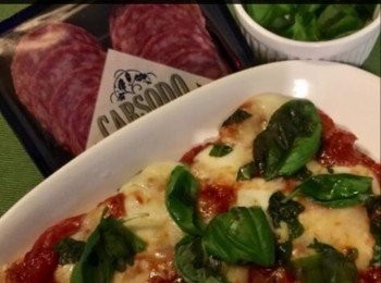 step6: 最後再灑上莫扎里拉芝士茸，加上沙樂美意大利香腸，新鲜的羅勒葉和鹽，烘烤到芝士熔化，然後再滴些少橄欖油便上碟。

想知道我更多食譜，可去我Facebook， 專頁。

https://m.facebook.com/carlineki/