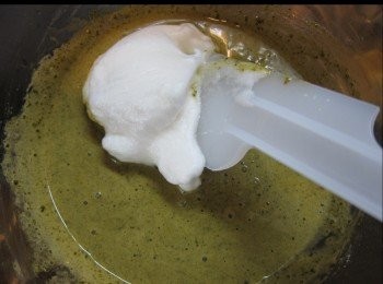 step8: 將蛋白分三至四次加入麵粉漿，輕手攪拌。