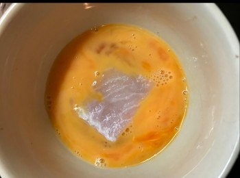 step2: 沾上蛋汁。