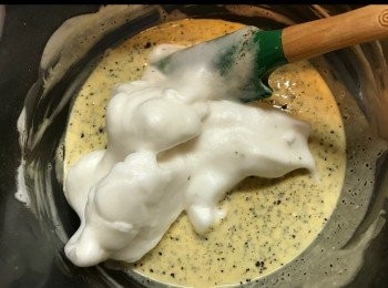 step9: 將蛋白分幾次加入蛋糊，輕手攪混。