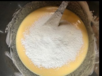 step5: 篩入低粉同粟粉，攪混至無粒。