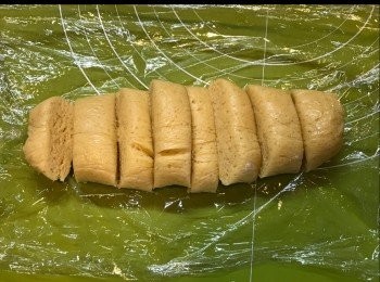 step9: <span class="group_2">菠蘿皮</span>分成八份。