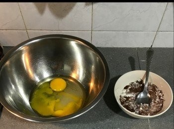 step1: 準備好一切
在一個冇油冇水又乾淨大碗，打蛋
蛋同糖打至企身，可以清楚地寫個8字（不散）的
篩入粉類，拌勻