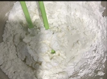 step1: 糯米粉+熟水搓
水要少量少量加