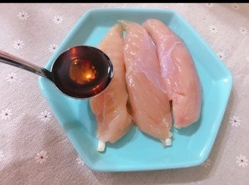 step3: 雞柳加花雕酒醃30分鐘