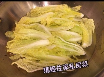 step2: 煲一鍋滾水👉🏻下少許油👉🏻下娃娃菜灼3分鐘到