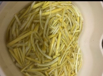 step4: 果皮切條，以熱水浸泡，其間換3-4次水