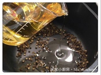 step4: 將油倒入煲內慢火