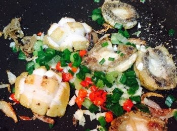 step4: 開蓋後加入指天椒、蒜蓉、葱花和蒜鹽，炒匀熄火。將鮑魚肉重新放入鮑魚殼中，灑上炸蒜即可。