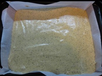 step9: 將麵粉漿倒入紙盤輕拍幾下。