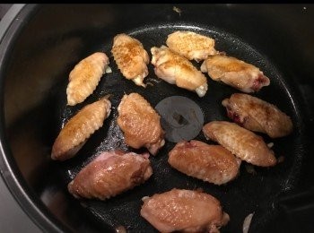 step3: 將<a href="https://bit.ly/3zHU5V3" target="_blank" data-keyword="雞翼" class="guide-link"><strong>雞翼</strong></a> <span style="display:inline-block;vertical-align:middle;margin-top:-3px;color:initial;border-radius:3px;padding:2px 3px;font-size:12px;line-height:14px;background:#87d300;color:#fff;">即買</span> 煎至金黃色。