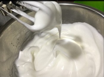 step2: 蛋白同糖打至起勾，勾勾向下
蛋白糊分2-3次加入朱古力糊
入爐前噔走入有空氣