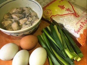 step1: 材料: (3 - 4人)
蠔仔 12両
蒜仔 3條
鴨蛋 3隻
雞蛋 1隻
蕃薯粉 4湯匙
魚露 1茶匙
水 半杯
胡椒粉 少許
生粉 適量(清洗蠔仔用)
芫茜 少許(裝飾)