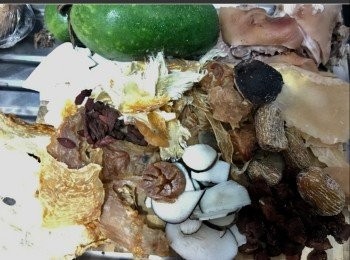 step1: 豬手出水洗淨備用，
節瓜去皮備用