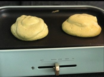 step5: 以細火預熱平底煎鍋/ 或多用途烤爐(如Bruno)預熱至低火
以烤焗方法，加蓋焗8-10分鐘；之後翻轉再焗3-4分鐘，即成