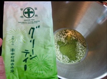 step1: 先將綠茶粉加入忌廉。