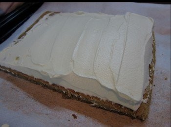 step11: 蛋糕放涼後佈上忌廉，蛋糕頭最好放多d忌廉。