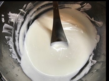 step2: 放入微波爐叮一分鐘，攪混至細滑。