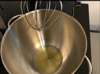 step1: 將少少檸檬汁加入蛋白，可以令蛋白更易打起。