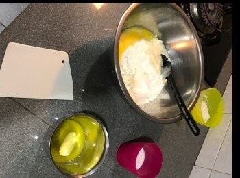 step1: 做湯種先，將100ml水同20g高筋麵粉拌勻落小鍋，中慢火1-2分鐘，不停攪拌，拌至冇粒，備用。
全部材料連湯種（除了牛油）搓滑，後加牛油搓至起薄膜。
完成後，用保鮮紙包好，溫室發酵一小時。