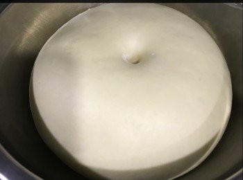 step3: 靜止15分鐘，再排氣。
搓成長方型，香腸放中間，左面橫切8條，右面橫切8條，左右交叉摺，收口在底，放（提子/朱古力丁/芝麻）做眼睛。
進行第二發酵45分鐘。