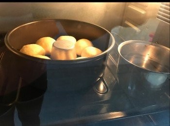 step5: 1）第二次發酵40分鐘
2）用熱水放旁邊（幫助發酵）