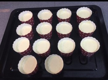 step2: 蛋白糊加入蛋黃糊，分2-3次加入
入爐前噔走空氣