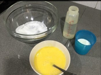 step1: 做<span class="group_1">蛋汁</span>先
熱水同糖拌勻
蛋打散，之後慢慢同糖水拌勻+牛奶
過篩