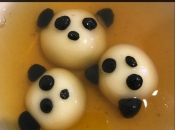 step6: 水煮熱加入薑片，片糖
煮15-20分鐘出味（中小火）
加入熊貓湯圓（不要攪拌）
熟自然會浮上面。

https://m.facebook.com/KellyCookies2016/