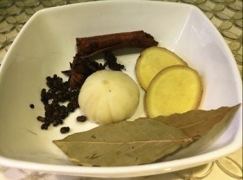 step2: 配料：
薑 2片
蒜頭 1粒
香葉 2片
花椒 數粒
八角 2粒
肉桂 1枝
