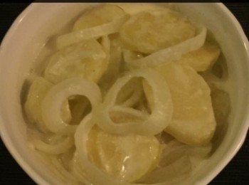 step2: 烤爐預熱至210度。
熱鍋將洋蔥圈和馬鈴薯片略炒片刻取出。
將馬鈴薯片放在烤盤中排成魚鱗狀，再鋪上一層洋蔥圈，重覆一層層的鋪上。

另將麵粉於鮮牛奶攪勻，加入牛油、橄欖油及調味料倒入馬鈴薯上，再撒上一些芝士絲（帕爾馬干酪）於馬鈴薯片和洋蔥上，然後放入烤爐內焗40分鐘直到馬鈴薯熟。