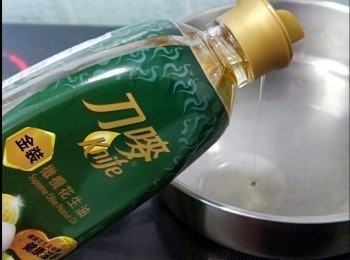 step5: 先爆香乾蔥頭... 蔥... 蒜... 指天椒... 白胡椒!