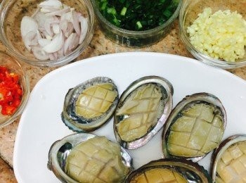 step2: 乾葱切絲。其中一隻指天椒留籽，其餘的去籽後切粒。