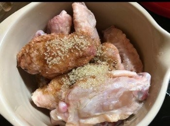 step1: 將所有<span class="group_2">醃料</span>醃<a href="https://bit.ly/3zHU5V3" target="_blank" data-keyword="雞翼" class="guide-link"><strong>雞翼</strong></a> <span style="display:inline-block;vertical-align:middle;margin-top:-3px;color:initial;border-radius:3px;padding:2px 3px;font-size:12px;line-height:14px;background:#87d300;color:#fff;">即買</span> 約十五分鐘。